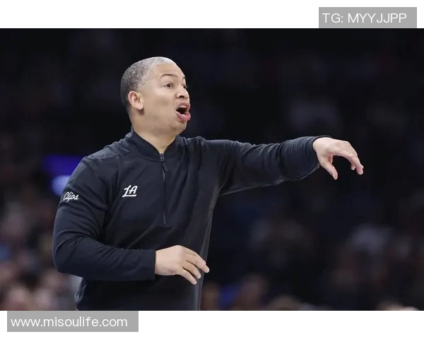 快船重建吧!卢乱用人+坚持单打,外线防守大空,堆满老将纯自残 快船重建吧!卢乱用人+坚持单打,外线防守大空,堆满老将纯自残