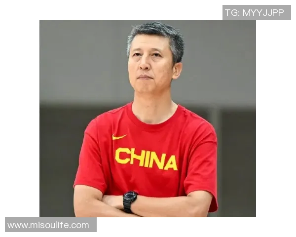 中国男篮 主帅郭士强现身浙江广厦主场，与胡金秋 朱俊龙畅谈（体坛报）