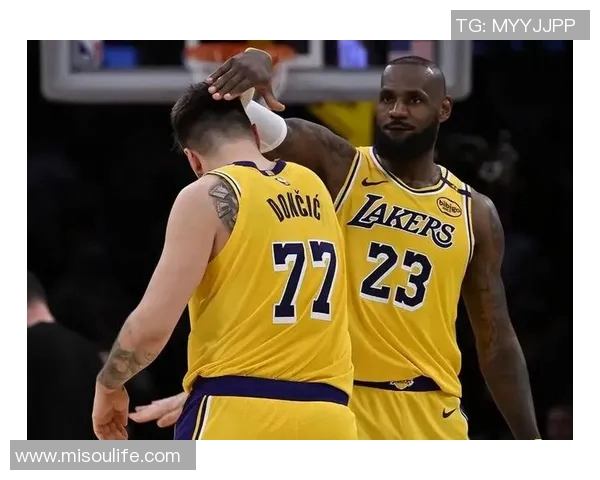 湖人团队为东契奇庆生，定制专属蛋糕 詹姆斯领衔全队深情献唱生日歌